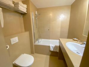 Koupelna v ubytování Hôtel & Appart-hôtel Olatua