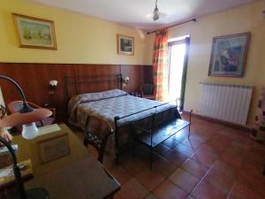 um quarto com uma cama num quarto com uma janela em Locanda del Barone em Caramanico Terme
