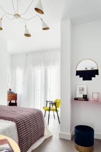 A bed or beds in a room at Waou Madrid Centro IV - Alquiler Corta Duración