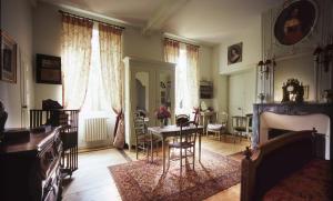 un soggiorno con tavolo e una sala da pranzo di Château du Prada a Labastide-dʼArmagnac