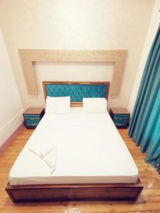 Una cama o camas en una habitación de Golden Palace Hotel