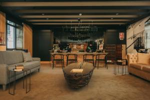 salon z kanapą i stołem w obiekcie Torel Avantgarde w Porto +37 zdjęć
