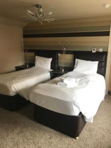 A bed or beds in a room at The White Swan 