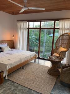 1 dormitorio con cama y ventana grande en Kaha Island Stay, en Santa Monica