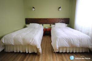 Postel nebo postele na pokoji v ubytování Hotel Saltos del Paine