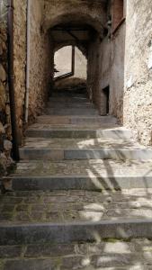 um beco com escadas num edifício antigo em TRE METR SOPRA IL CIELO ''AcquAria'' em Felitto