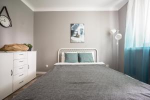 Posteľ alebo postele v izbe v ubytovaní oompH Warsaw Central Apartment