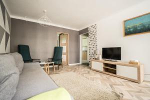 Televízia a/alebo spoločenská miestnosť v ubytovaní oompH Warsaw Central Apartment