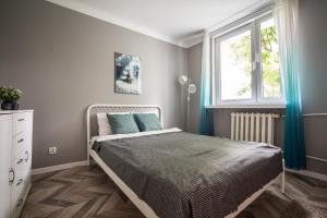 Un pat sau paturi într-o cameră la oompH Warsaw Central Apartment