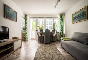 Televízia a/alebo spoločenská miestnosť v ubytovaní oompH Warsaw Central Apartment