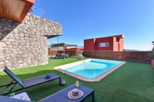 una imagen de un patio trasero con piscina en Eagle 8 by VillaGranCanaria, en Las Palmas de Gran Canaria