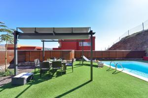 Bazén v ubytování Eagle 8 by VillaGranCanaria nebo v jeho okolí