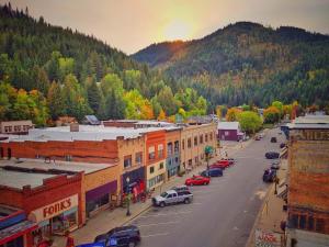 an aerial view of a town with cars parked on a street at The Brooks Hotel Restaurant and Lounge in Wallace