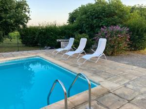 ThénacにあるRARE EXCLUSIVITE La Villa Fongrivoise Grande Piscine avec terrasse 5 chambres et salle de bain WC privatifs Patio Cheminée sans Vis à Visのスイミングプールの横に椅子2脚とテーブル1台