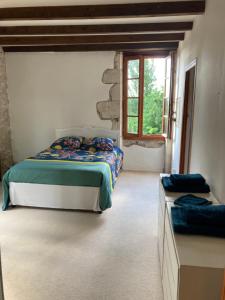 ThénacにあるRARE EXCLUSIVITE La Villa Fongrivoise Grande Piscine avec terrasse 5 chambres et salle de bain WC privatifs Patio Cheminée sans Vis à Visのベッドと窓のある寝室