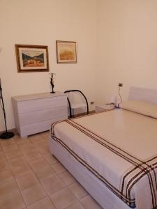 1 dormitorio con 1 cama y 2 mesitas de noche en Appartamento centralissimo a Casciana Terme en Casciana Terme