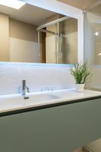 A bathroom at Doña Elvira Suites Cathedral