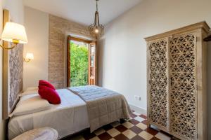 A bed or beds in a room at Doña Elvira Suites Cathedral