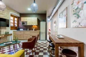 A kitchen or kitchenette at Doña Elvira Suites Cathedral