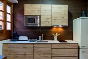 A kitchen or kitchenette at Doña Elvira Suites Cathedral