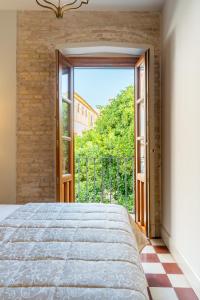 A bed or beds in a room at Doña Elvira Suites Cathedral