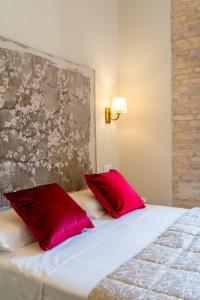 A bed or beds in a room at Doña Elvira Suites Cathedral