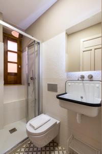 A bathroom at Doña Elvira Suites Cathedral