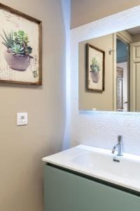 A bathroom at Doña Elvira Suites Cathedral