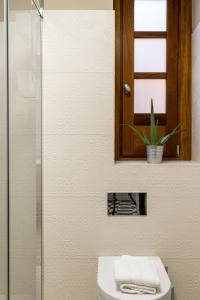 A bathroom at Doña Elvira Suites Cathedral