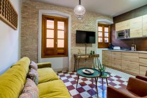 A television and/or entertainment centre at Doña Elvira Suites Cathedral
