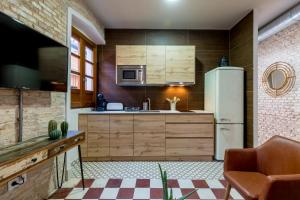 A kitchen or kitchenette at Doña Elvira Suites Cathedral