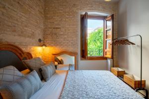 A bed or beds in a room at Doña Elvira Suites Cathedral