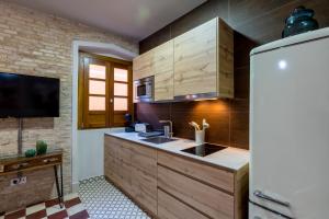A kitchen or kitchenette at Doña Elvira Suites Cathedral