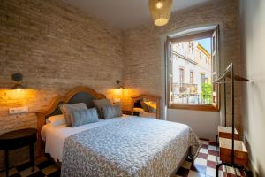 A bed or beds in a room at Doña Elvira Suites Cathedral