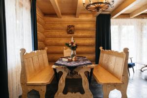 - une salle à manger avec une table et deux chaises dans l'établissement NA BALI po góralsku, à Poręba Wielka