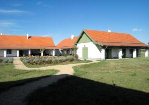 una casa con techo naranja y entrada en Tomaj Vendégház, en Tomajmonostora