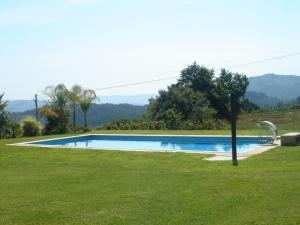 ein Schwimmbad in der Mitte eines Grasfeldes in der Unterkunft Quinta de Santa Marinha in Arcos de Valdevez