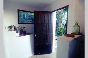 una puerta en una habitación con una mesa al lado en Casa Mariposa en Casares