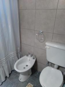 a bathroom with a white toilet and a sink at Hermoso departamento en Mendoza in Mendoza