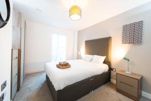 A bed or beds in a room at Modern City Living Apartments at The Assembly Manchester