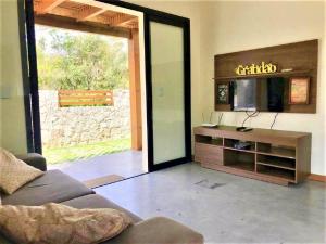 Μια τηλεόραση ή/και κέντρο ψυχαγωγίας στο Casa Privativa com Piscina na Barra da Ferrugem/SC +25 φωτογραφίες