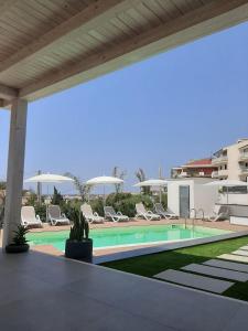 vista sulla piscina in una casa di Valenti rooms & relax a Villaggio Mosè