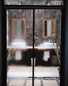 - une vue sur la salle de bains par une porte en verre dans l'établissement Kaha Island Stay, à Santa Monica