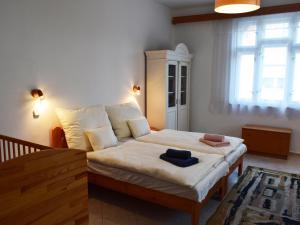 1 dormitorio con cama y ventana en Zöldfa8, en Nagymaros
