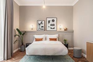 1 dormitorio con 1 cama blanca grande con almohadas en Hotel Noel Jerusalem en Jerusalén
