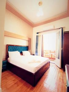 - une chambre avec un grand lit et une grande fenêtre dans l'établissement Golden Palace Hotel, au Caire