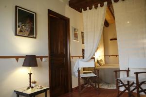 a room with a bedroom with a bed and a door at Hort de L'Aubert in Cretas