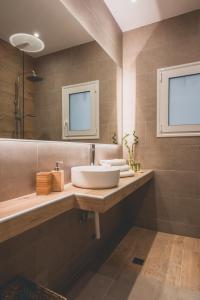 Salle de bains dans l'établissement 90m2 Luxury Apartment in the Heart of Athens - Living Stone Sunstone