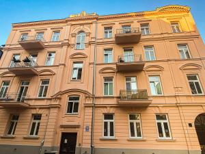 duży pomarańczowy budynek z oknami i balkonami w obiekcie APARTAMENTY ARTE LUBLIN Niecała 11 - faktura VAT parking free w mieście Lublin