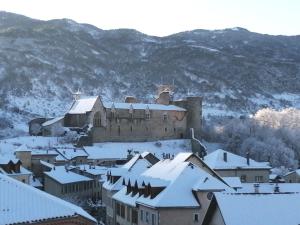 a town covered in snow with a castle at Quiétude et confort in Tallard
